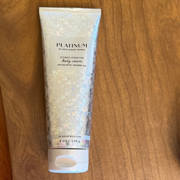 Bath & Body Works Platinum Moisturizing Body Wash and Hydration Body Cream - Picture 3 of 11